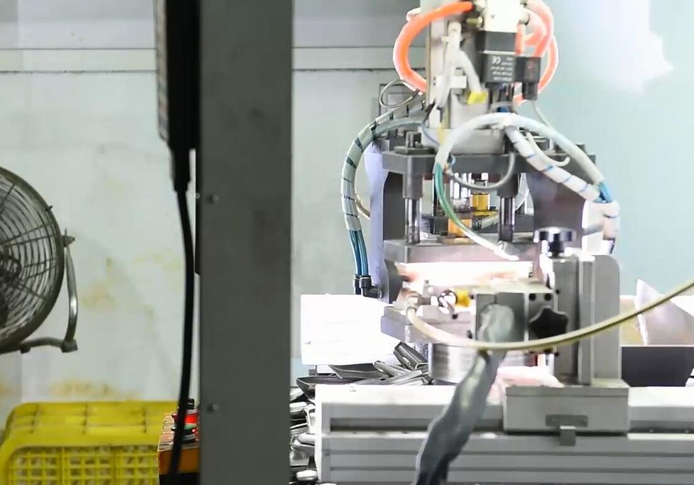 Does your factory always welding stainless steel handle ( THE LEFT & RIGHT PART OF KNIFE HANDLE) manually?